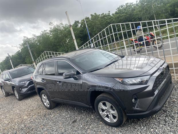 Toyota RAV4 XLE 2025 Gray · Photo 8