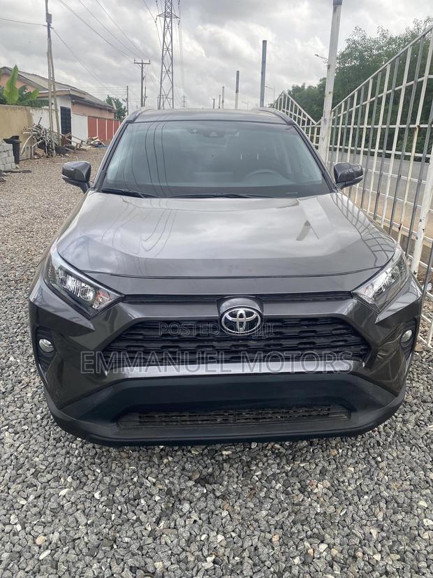 Toyota RAV4 XLE 2025 Gray · Photo 4