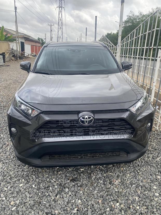 Toyota RAV4 XLE 2025 Gray