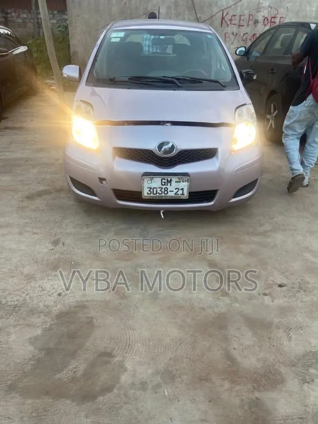 Toyota Vitz 2010 Burgundy · Photo 1