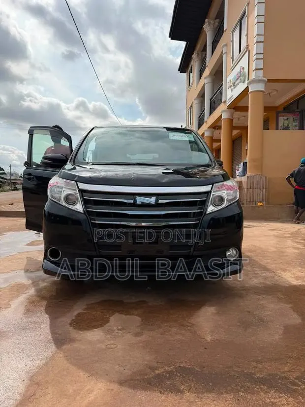 Toyota Voxy V 4WD 8-Seater 2016 Black · Photo 1