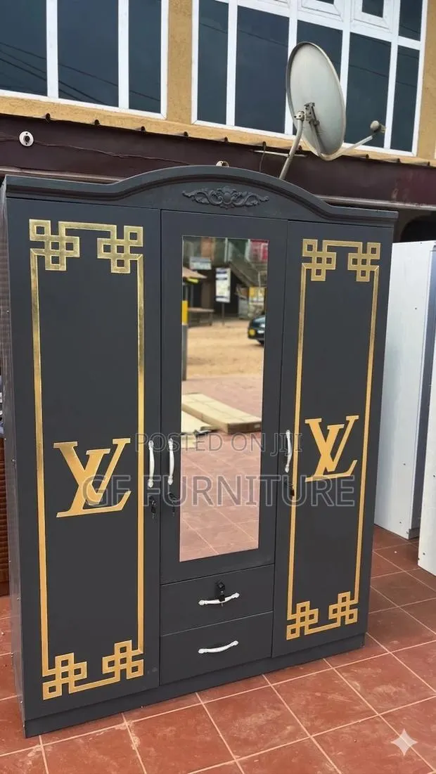 Three-Door Wardrobe · Photo 1