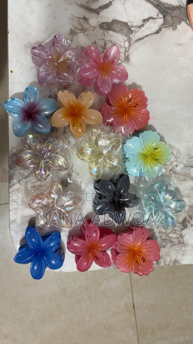 Flower Hair Claw Clips · Photo 1