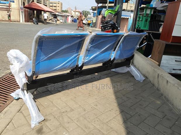 Raw Metal Waiting Chair · Photo 2