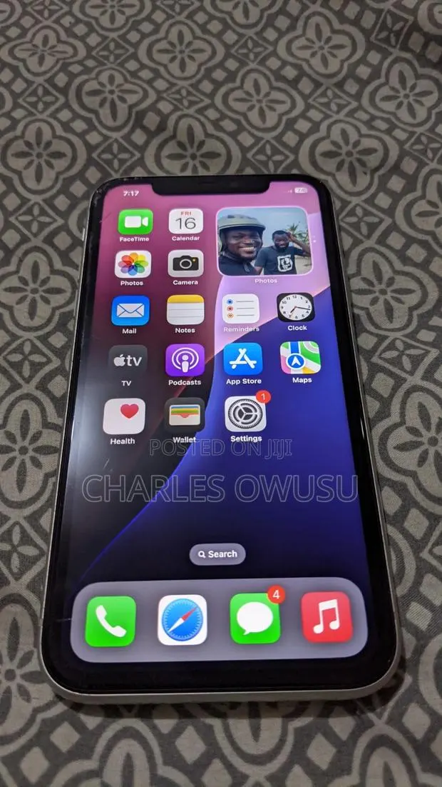 Apple iPhone 11 64 GB White · Photo 1