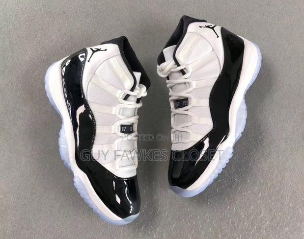 Jordan 11 Retro Black and White · Photo 2