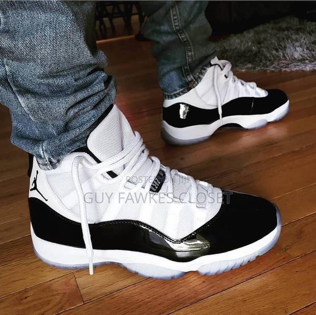 Jordan 11 Retro Black and White · Photo 1