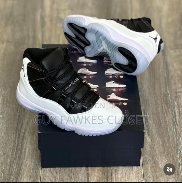 Jordan 11 Retro Black and White · Photo 3