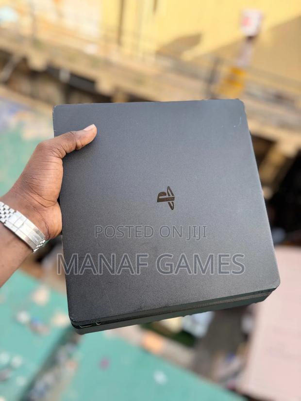 Playstation 4 Slim With 7 and One Controller · Photo 1