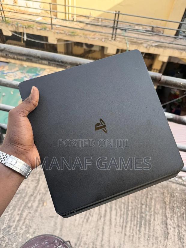Playstation 4 Slim With 7 and One Controller · Photo 2
