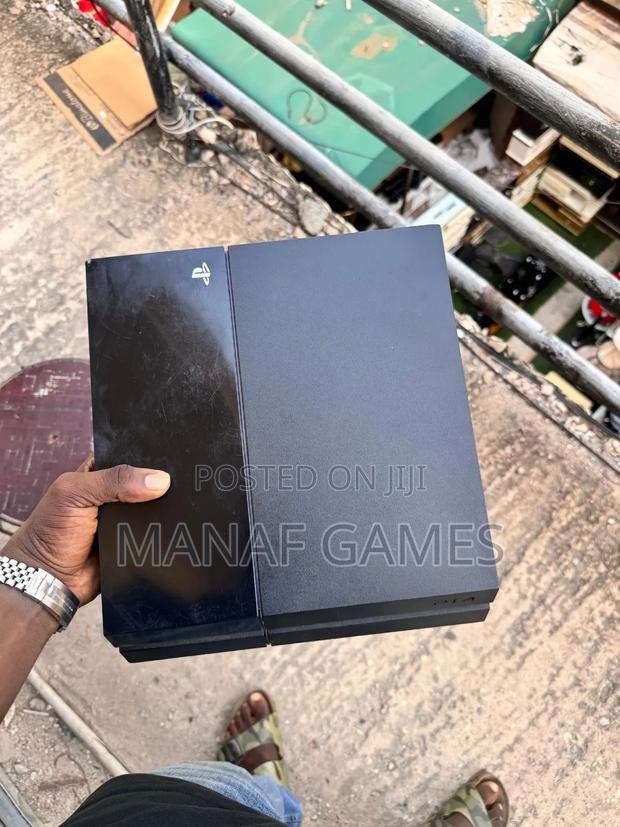 Ps4 Standard With 7 Games · Photo 2