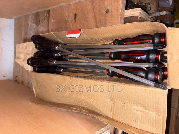 10” and 12” Flat Screwdrivers. · Photo 2