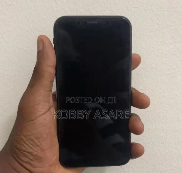 Apple iPhone XR 128 GB Black · Photo 1