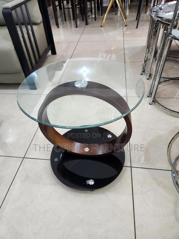 Round Side Table · Photo 1