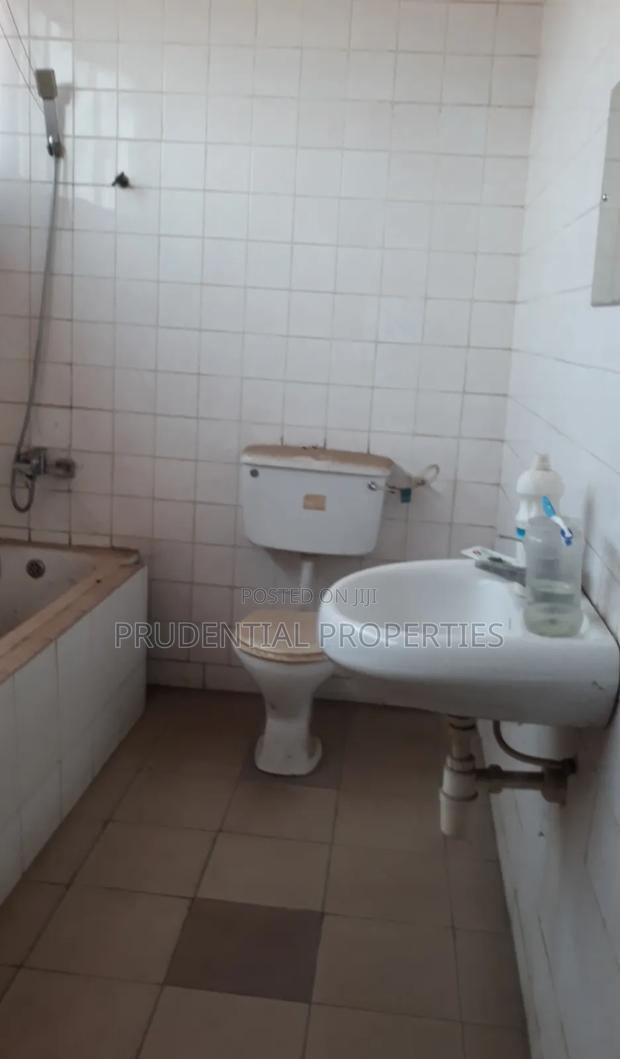 6bdrm House in Awoshie for sale · Photo 3