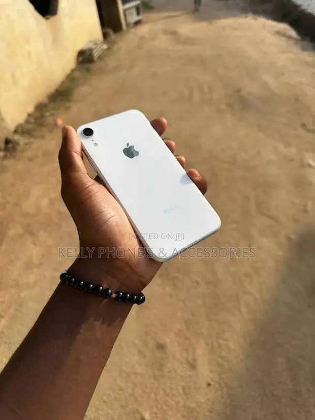 New Apple iPhone XR 64 GB White · Photo 1