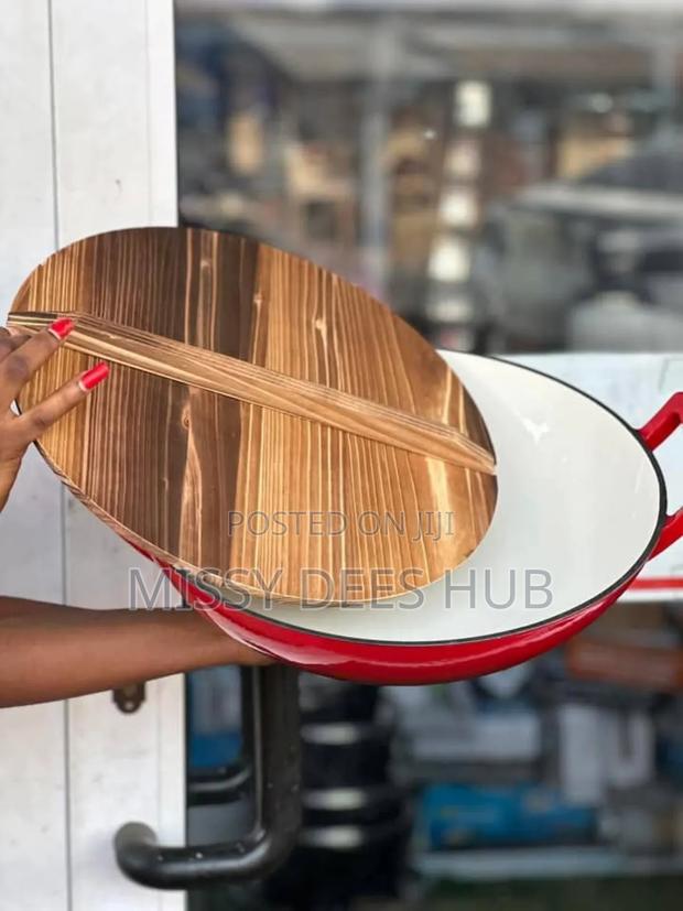 Heavy And Best Quality Cast Iron Pot With Wooden Cover · Photo 1