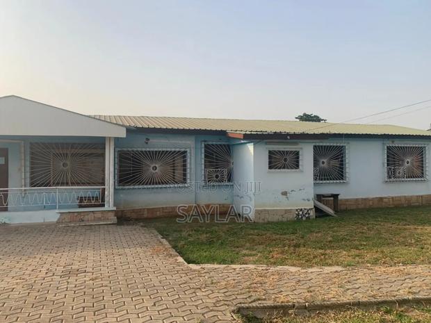 3 Bedrooms House Sitting on 90/100 Land Size Tema Comm12 · Photo 1