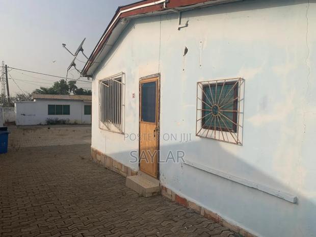 3 Bedrooms House Sitting on 90/100 Land Size Tema Comm12 · Photo 3