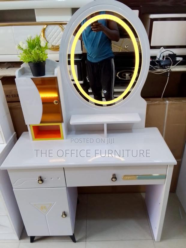 Dressing Mirrror With Ring Light · Photo 1