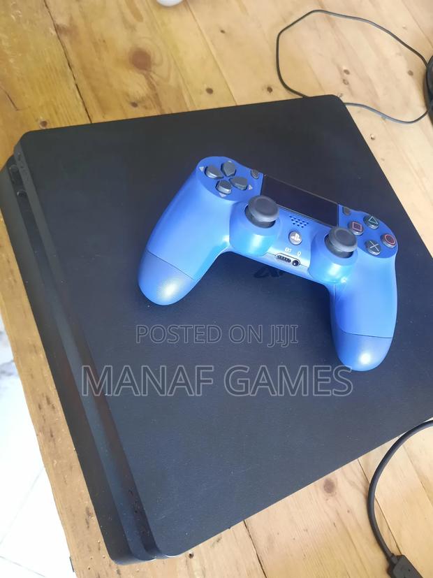 Playstation 4 Slim With 7 Games · Photo 2