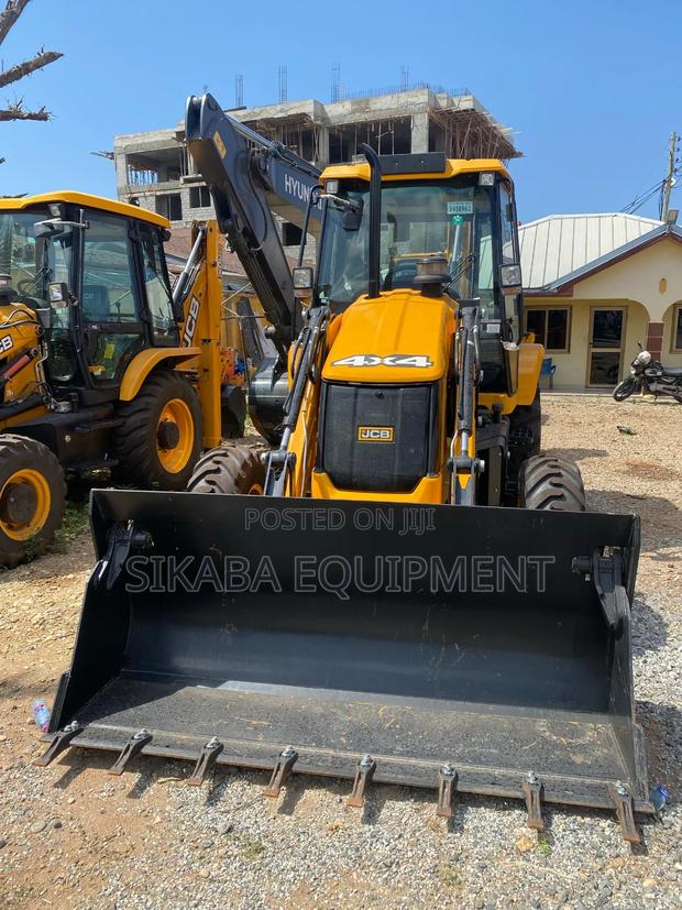 JCB Backhoe Loader · Photo 2