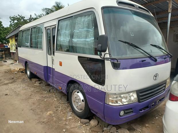 Toyota Coaster 2005 Beige · Photo 1