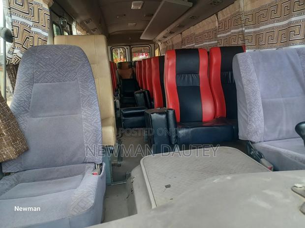 Toyota Coaster 2005 Beige · Photo 3