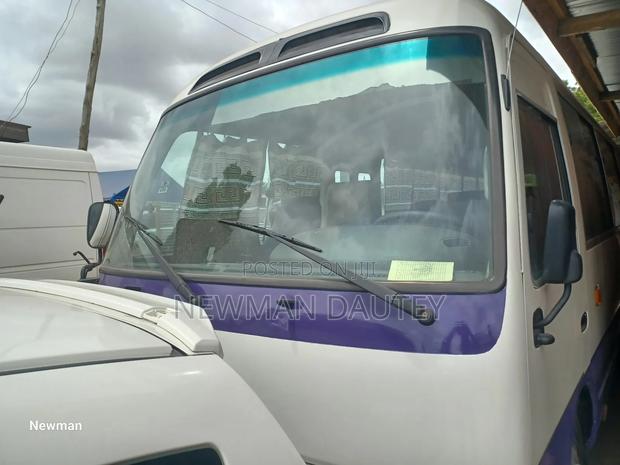 Toyota Coaster 2005 Beige · Photo 4