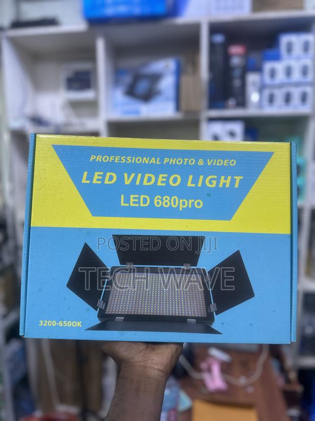Pro Led 680 Video Light With Adapter Batteries Stand · Photo 1