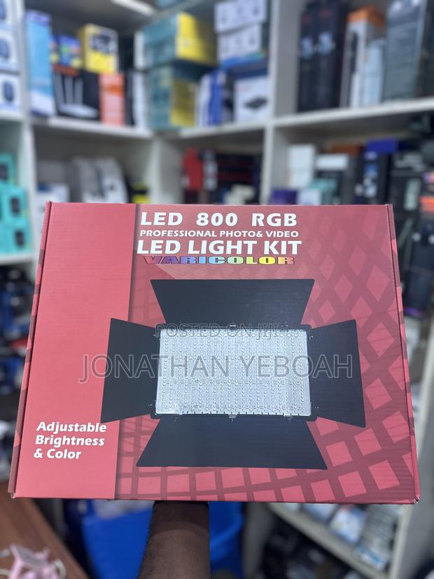 Pro Led 800 R.G.B With Adapter Batteries Tripod Stand · Photo 1