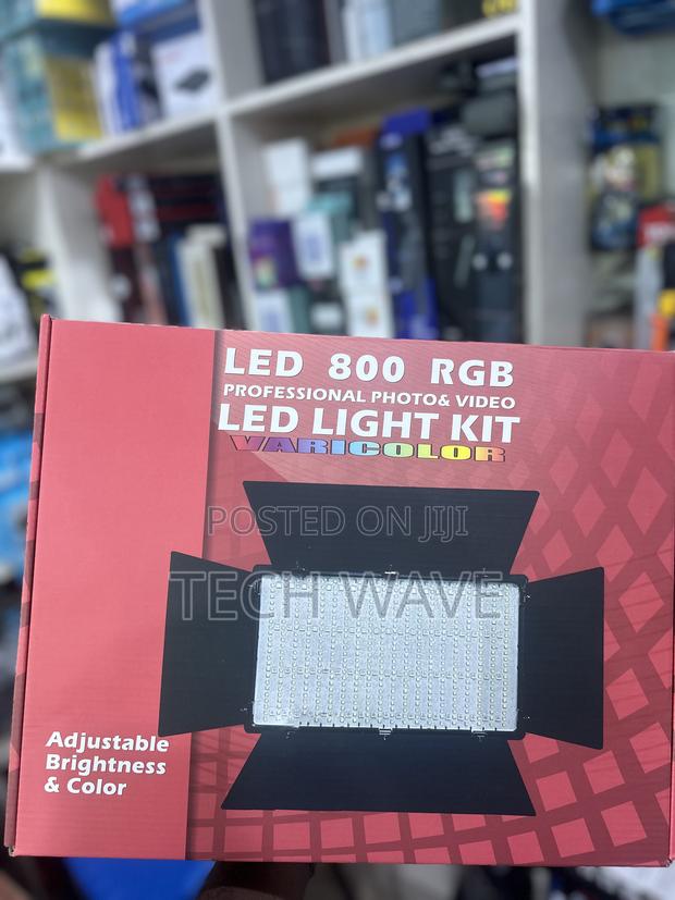 Pro Led 800 R.G.B With Adapter Batteries Tripod Stand · Photo 1