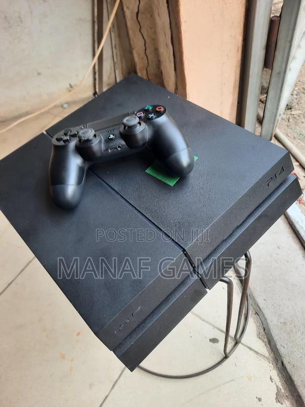 Ps4 Standard With 6 Games and One Controller · Photo 1