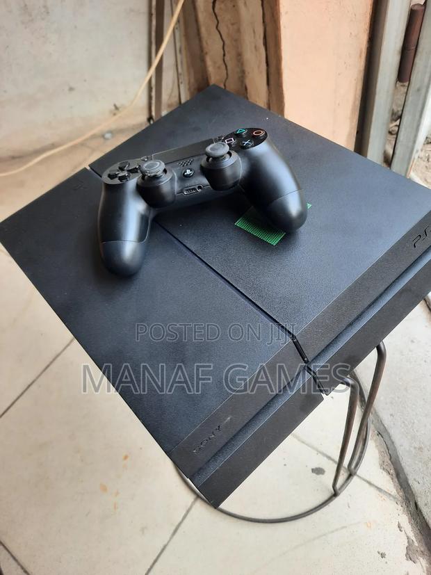 Ps4 Standard With 6 Games and One Controller · Photo 2