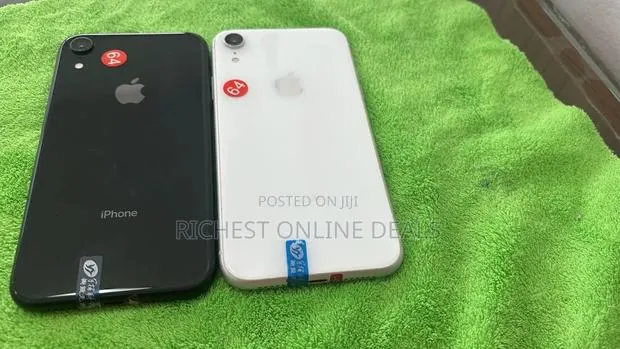 Apple iPhone XR 64 GB White · Photo 1