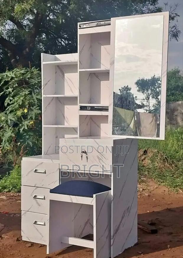 Dress Mirror With Chair · Photo 1