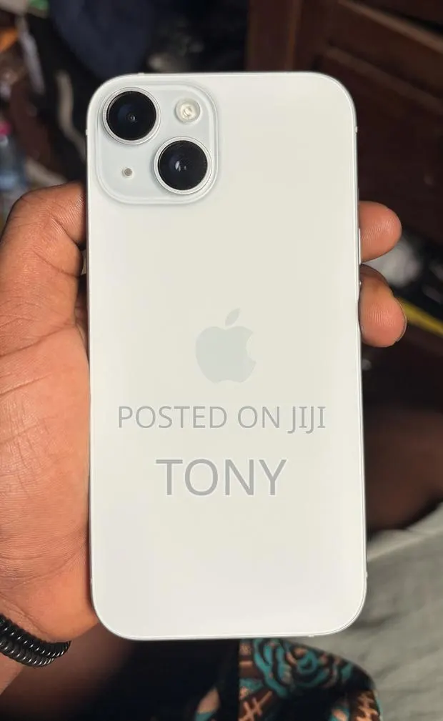 Apple iPhone 15 128 GB White · Photo 1