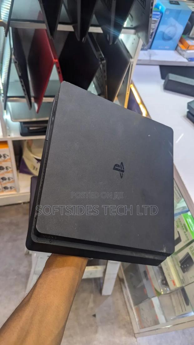 Playstation 4 Slim With Controller and 8 Games · Photo 3