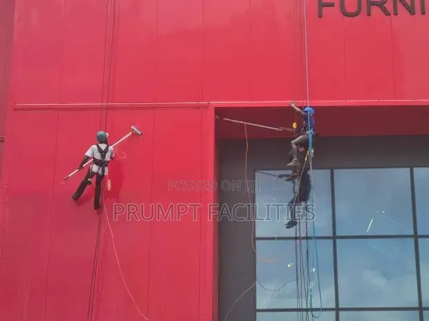 Urgent Window Glass Facade Cleaning · Photo 1