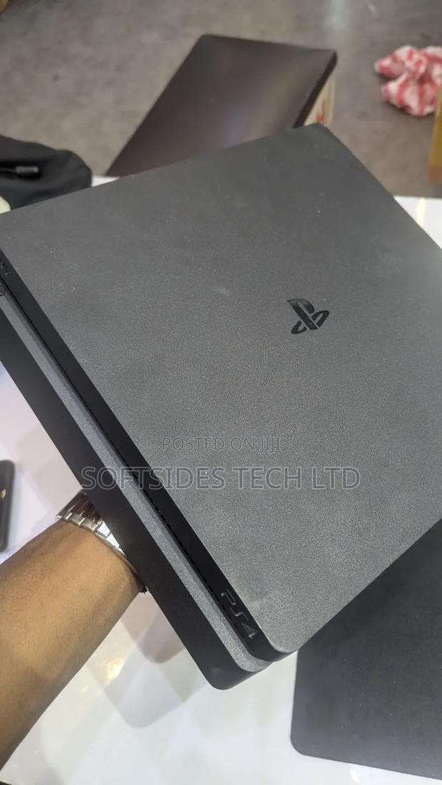 Sony Ps4 Slim Jailbreaked With 14 Hot Games Home Used · Photo 1