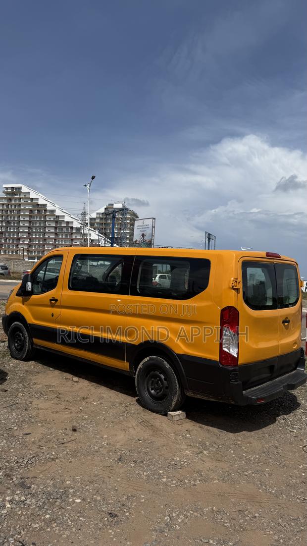 Ford Transit Crew Van 2023 Yellow · Photo 2