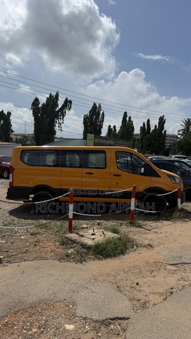 Ford Transit Crew Van 2023 Yellow · Photo 3