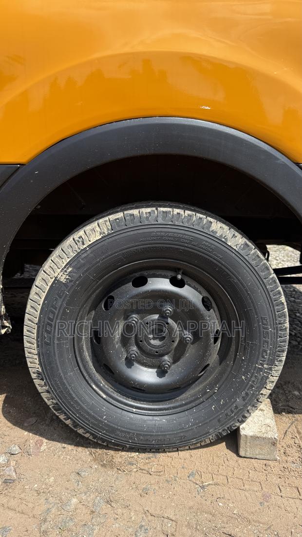 Ford Transit Crew Van 2023 Yellow · Photo 5