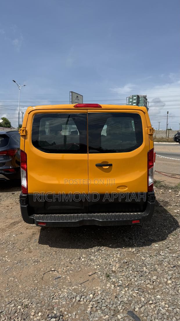 Ford Transit Crew Van 2023 Yellow · Photo 4