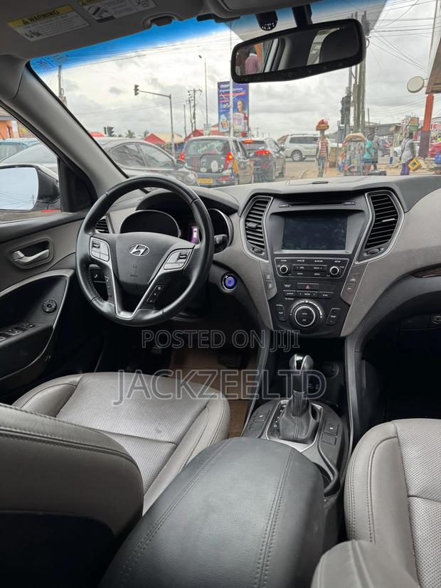 Hyundai Santa Fe SE AWD 2018 White · Photo 1