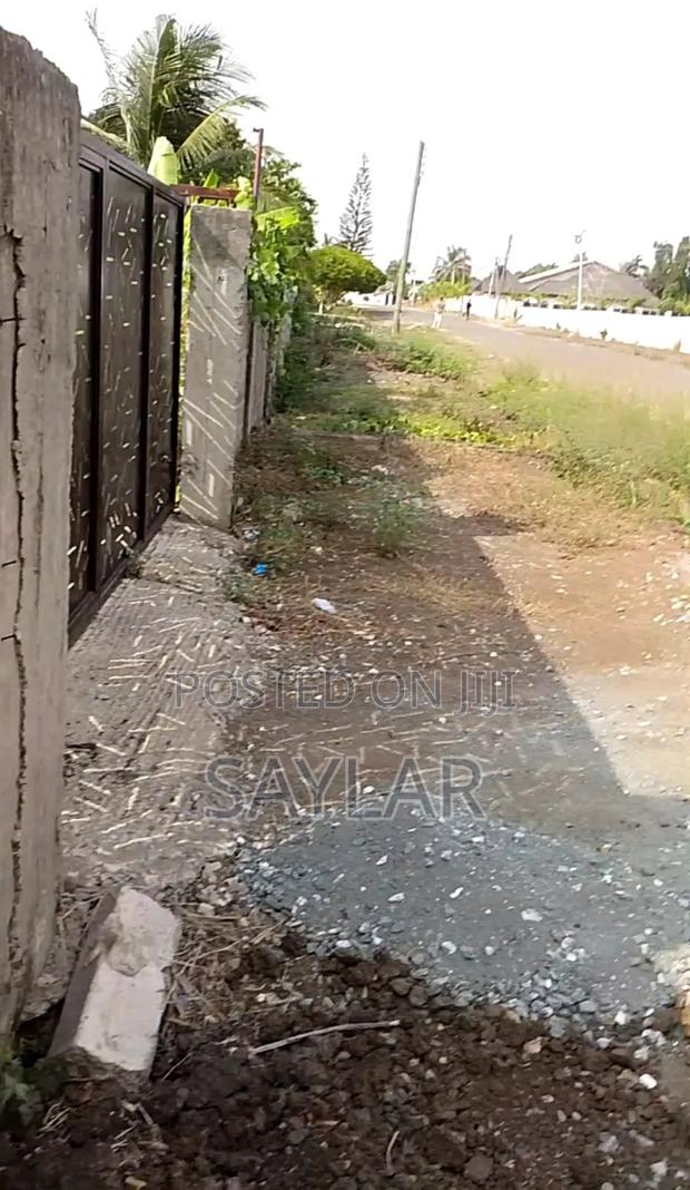 T. D. C Documents 3 Plots in Comm10, Sos Down Lane Tema. · Photo 1