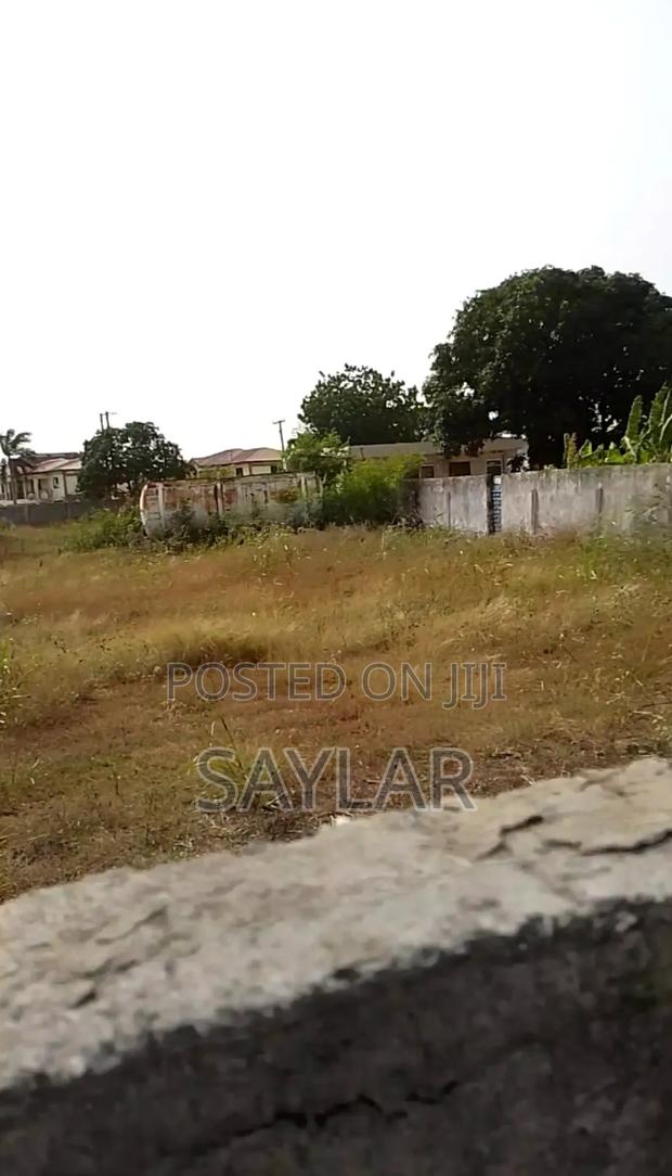 T. D. C Documents 3 Plots in Comm10, Sos Down Lane Tema. · Photo 3