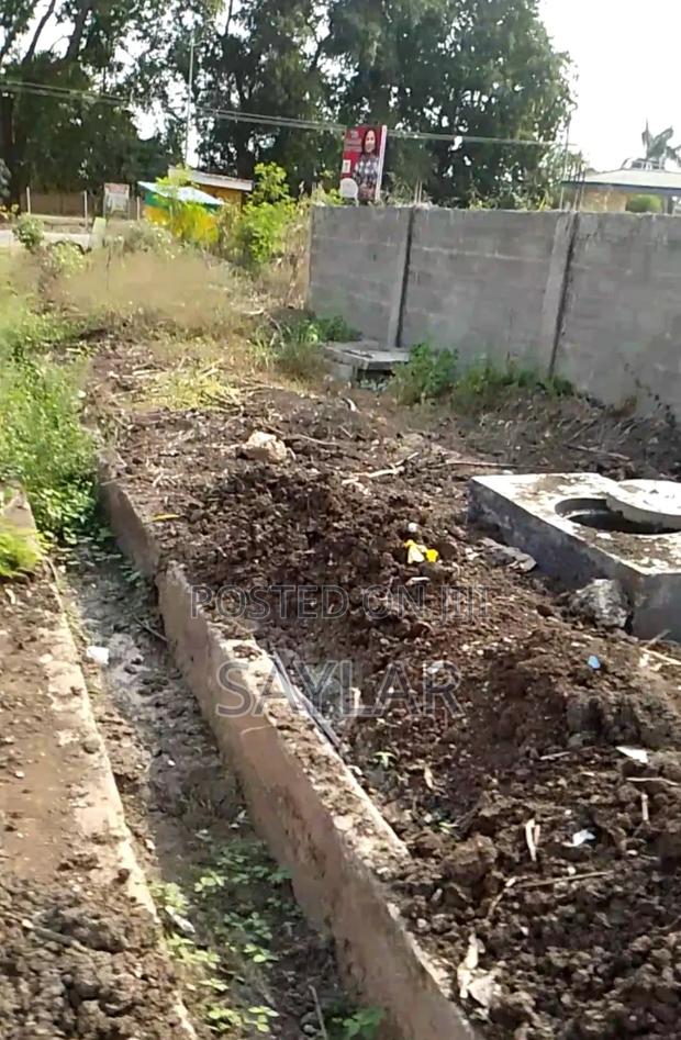 T. D. C Documents 3 Plots in Comm10, Sos Down Lane Tema. · Photo 8