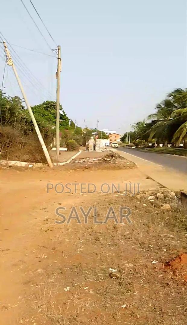 T. D. C Documents 3 and Half Plots Property at Comm12 Tema · Photo 6