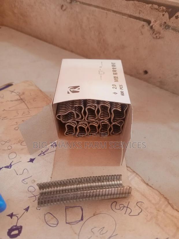 Wire Mesh Stapler Clips · Photo 2